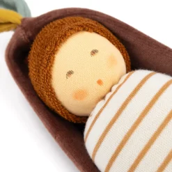 Eichenbaby im Rindenbett