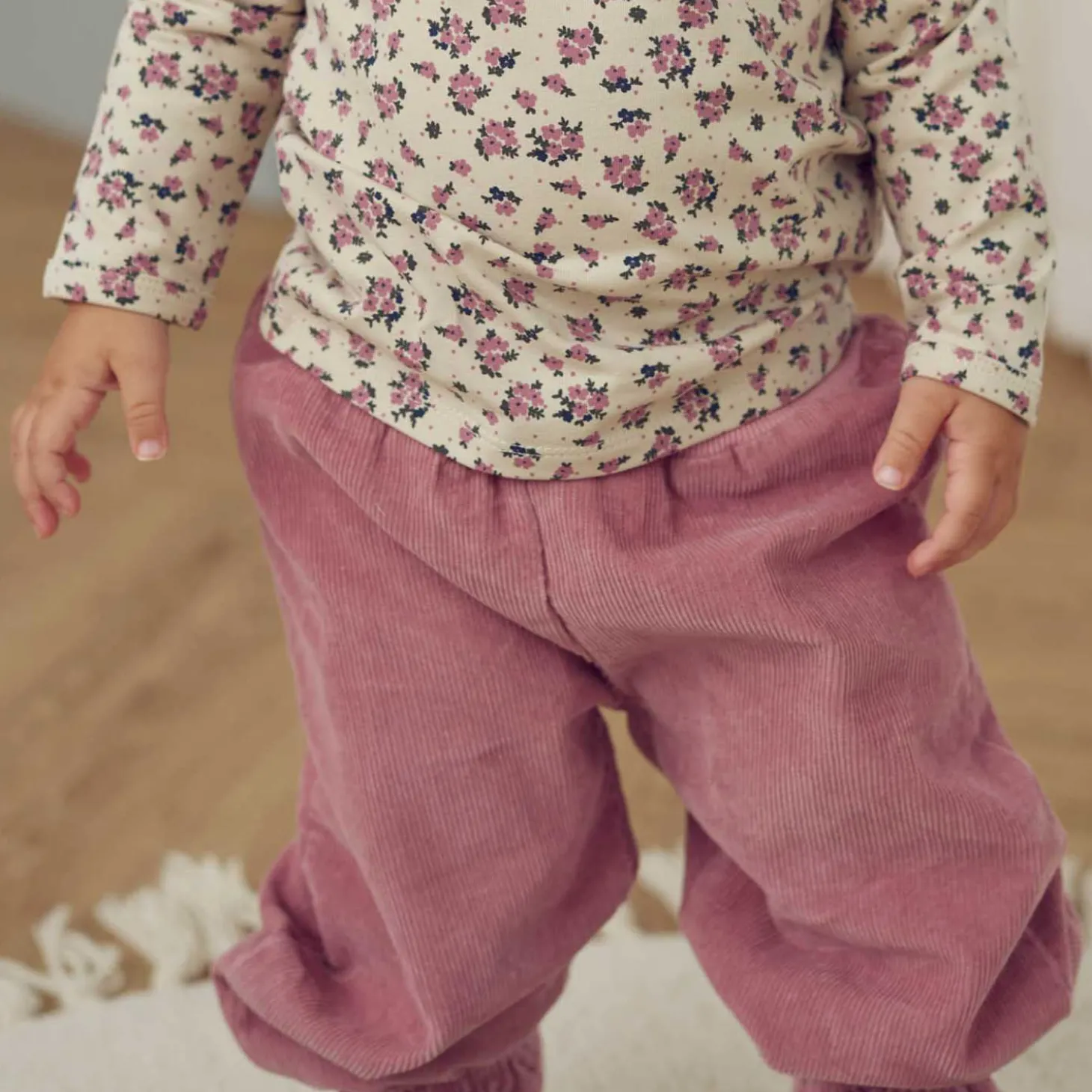 Feincord-Babyhose mit Rüschen altrosa 62