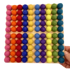 Montessori Rechenbrett mit 100 Filzbällen