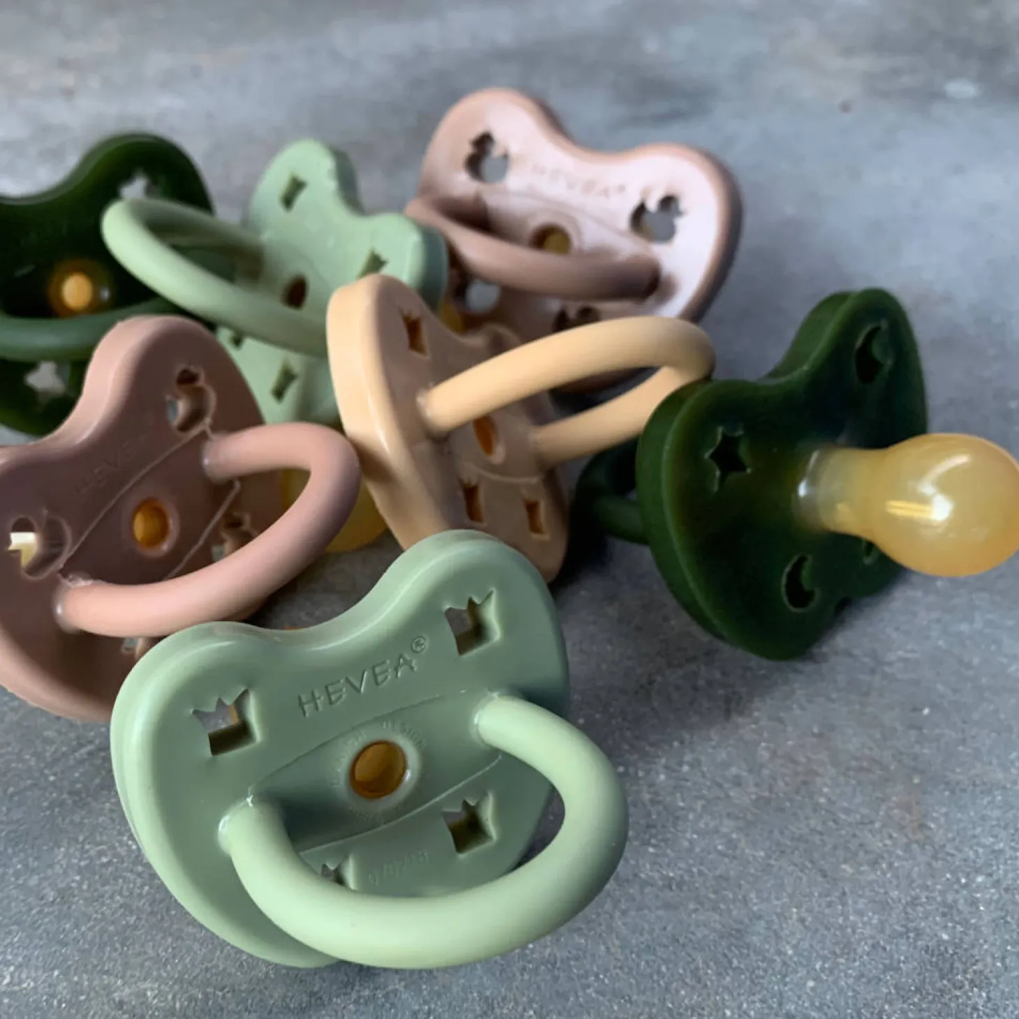 Schnuller 2er-Pack rund "tan beige & moos green" 3-36 Monate